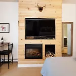 Impeccable Glacier Lodge Hotel Room W Pool+Hot Tub